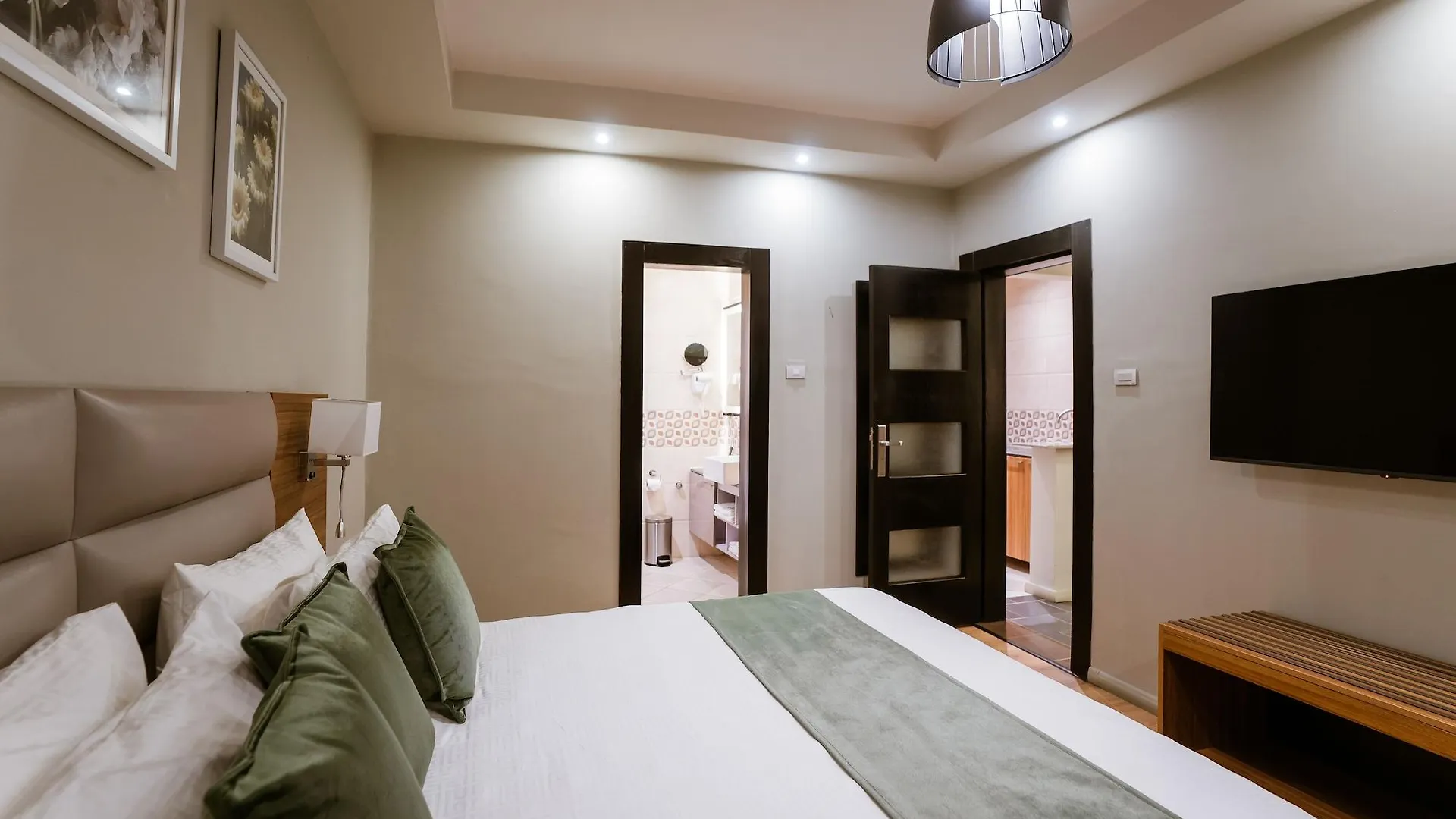 Monarch Hotel Аддис-Абеба 4*,